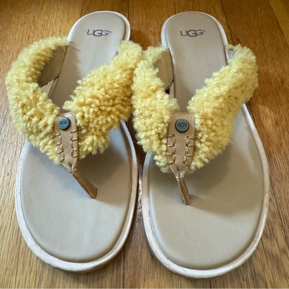 Ugg Alicia Mojave Yellow Sheepskin Flip Flops - Picture 1 of 8